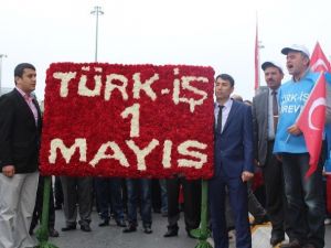 Türk-iş Üyeleri Kazancı Yokuşu’na Karanfil Bıraktı