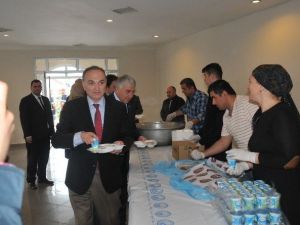 Akçakoca Belediyesi Tarafından Kesilen Çalışanlara İkram Edildi