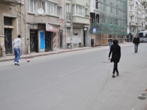 Yollar Trafiğe Kapandı, Meydan Top Oynayan Çocuklara Kaldı