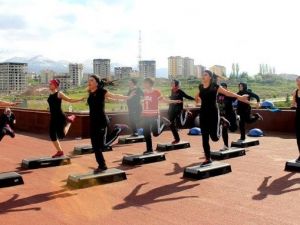 Açık Havada Aerobik Ve Step Dersi