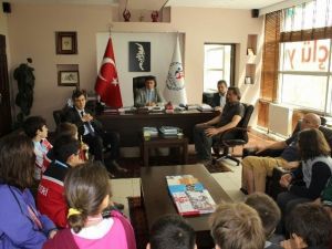 Şampiyon Yüzücüler Murat Eskici’yi Ziyaret Etti