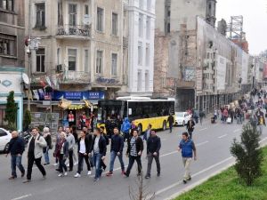 Cihangir’de Eline Valizini Alan Yollara Düştü