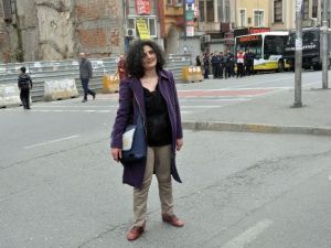 Elindeki Kitapla Eylem Yapan Kadın, Gözaltına Alındı