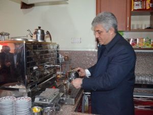 AK Parti Trabzon Milletvekili Adayı Adnan Günnar, Vatandaşlara Çay Servisi Yaptı