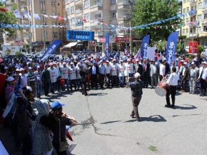 Türk-iş’e Bağlı Sendikalar Halaylarla 1 Mayıs’ı Kutladı