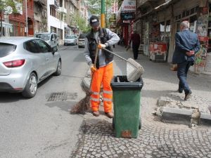 Meslektaşları İşçi Bayramını Kutlarken O Çalıştı