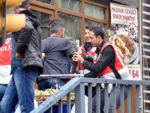 Tarlabaşı’nda Seyyar Satıcı- Polis Gerginliği