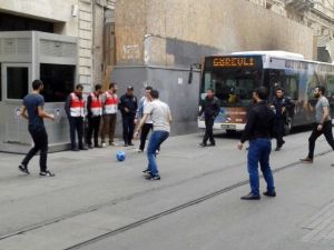 İstiklal Caddesi’nde Esnaf Kepenk Kapattı, Çalışanlar Futbol Oynadı