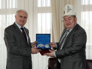 Kırgızistan Cumhurbaşkanı Almazbek Atambayev’in Danışmanı, Rektör Koçak’ı Ziyaret Etti