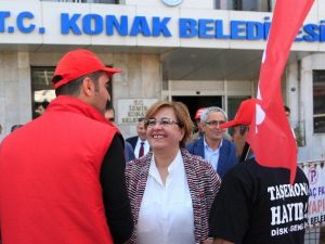 Konak’ta 1 Mayıs’a Kol Kola Kutlama