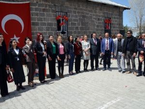 Kars’ta İlkokul Öğrencileri 1 Mayıs’ta Bahar Şenliği Düzenledi