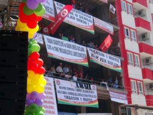 1 Mayıs Kutlamalarını İzleyen İki Genç Elektrik Akımına Kapıldı