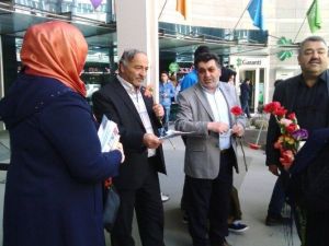 AK Parti’li Kadınlardan Karanfilli Seçim Çalışması…