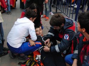 Miting Alanında Bayıldı