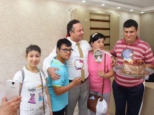 Engelli Çocuklardan Duman’a Doğum Günü Sürprizi