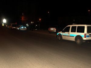 Otomobil Kaldırıma Çıktı: 2 Yaralı