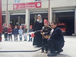 İtfaiyeciler Minik Ziyaretçilerini Ağırladılar