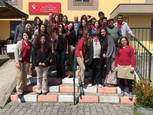 Öğrencilerden Huzur Evinde Müzik Dinletisi