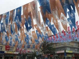 Akçakoca’da Şehir Meydanı Bir Gelinlik Gibi Süslendi