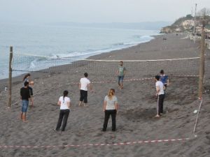 Akçakoca’da Kum Voleybolu Keyfi