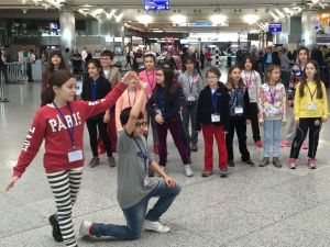 Fransa’daki Festivalin Provası Havalimanında Yapıldı