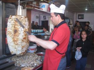 Vatandaşlara Bedava Döner Ve Yemek Dağıttı