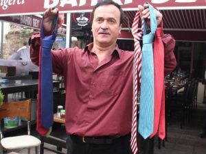 Elleri Arkada Kravat Bağladı