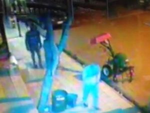 Elazığ’da Hırsızlar İki Marketi Soydu