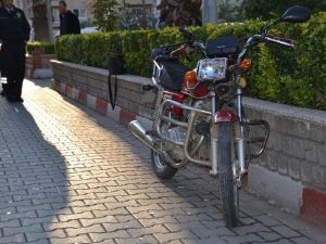 Alkollü Sürücü Orta Refüje Çarptı: 1 Yaralı
