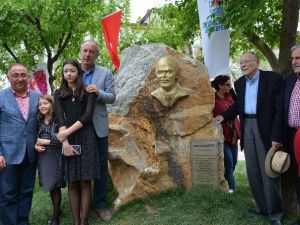 Süleyman Çelebi Darbe Döneminde Koğuş Arkadaşı Baştürk’ün Heykelini Açtı