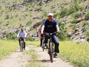 Genel Başkan Yardımcısı Ve Büyükşehir Belediye Başkanı Hizmet İçin Yarıştı