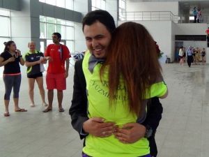 İş Güvenliği Uzmanından Yüzme Antrenörü Kız Arkadaşına Sürpriz Evlenme Teklifi