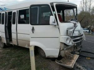 Kütahya’da Otomobil İle Minibüs Çarpıştı: 13 Yaralı