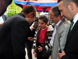 AK Partili Adaydan Engelli Kıza Jest