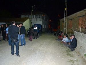 Eşini Yatakta, Kendini De Köy Meydanında Vurdu