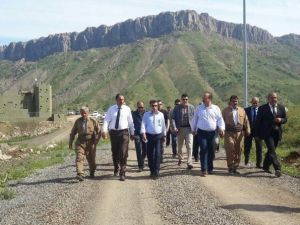 Vali Canbolat Derecik Beldesini Ziyaret Etti