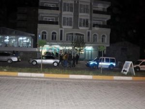 Silahı Tutukluk Yapınca Kaçan Soyguncu Polise Teslim Oldu