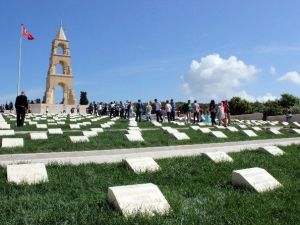 Şehitliklere Ziyaretçi Akını