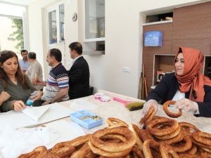 Sena Nur Çelik, Esnaf Ziyaretinde Simit Yapıp Dağıttı
