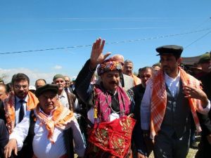 Efe Kıyafetleri Yaylaya Çıkan Bakan Eroğlu Yörüklerden Yoğun İlgi Gördü