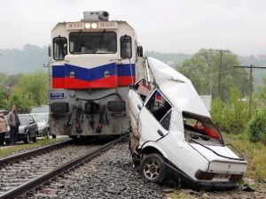 Hemzemin Geçitte Tren Otomobili Biçti: 1 Ölü, 1 Yaralı