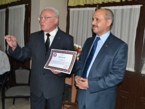 Kaymakam’dan Koro Şefine Takdir Belgesi