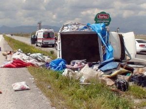 Tarım İşçilerini Taşıyan Kamyonet Devrildi: 2 Ölü, 10 Yaralı