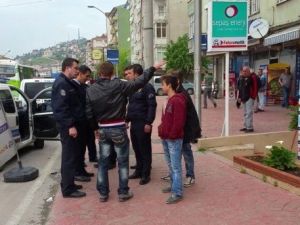 Bileklerini Keserek Fotoğrafını İnternette Paylaştı