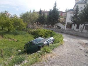 Virajı Alamayan Otomobil Şarampole Uçtu