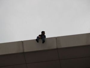 İntihar Etmek İsteyen Kişiye Yemek Ismarlayıp Alışverişe Götürdüler