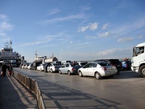 Tatilciler Lapseki’de Feribot Kuyruğuna Takıldı