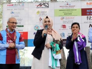 AK Partili Sena Nur Çelik’e Trabzon Derneği’nden Forma Hediyesi