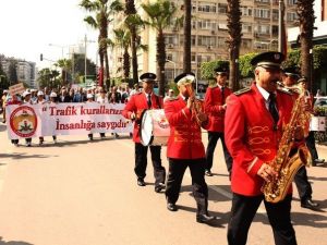 Trafik Kurallarına Dikkat Çekmek İçin Yürüdüler