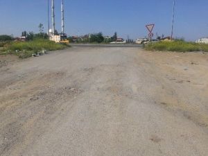 Edremit’te Bozuk Yollar Sürücülere Çile Çektiriyor